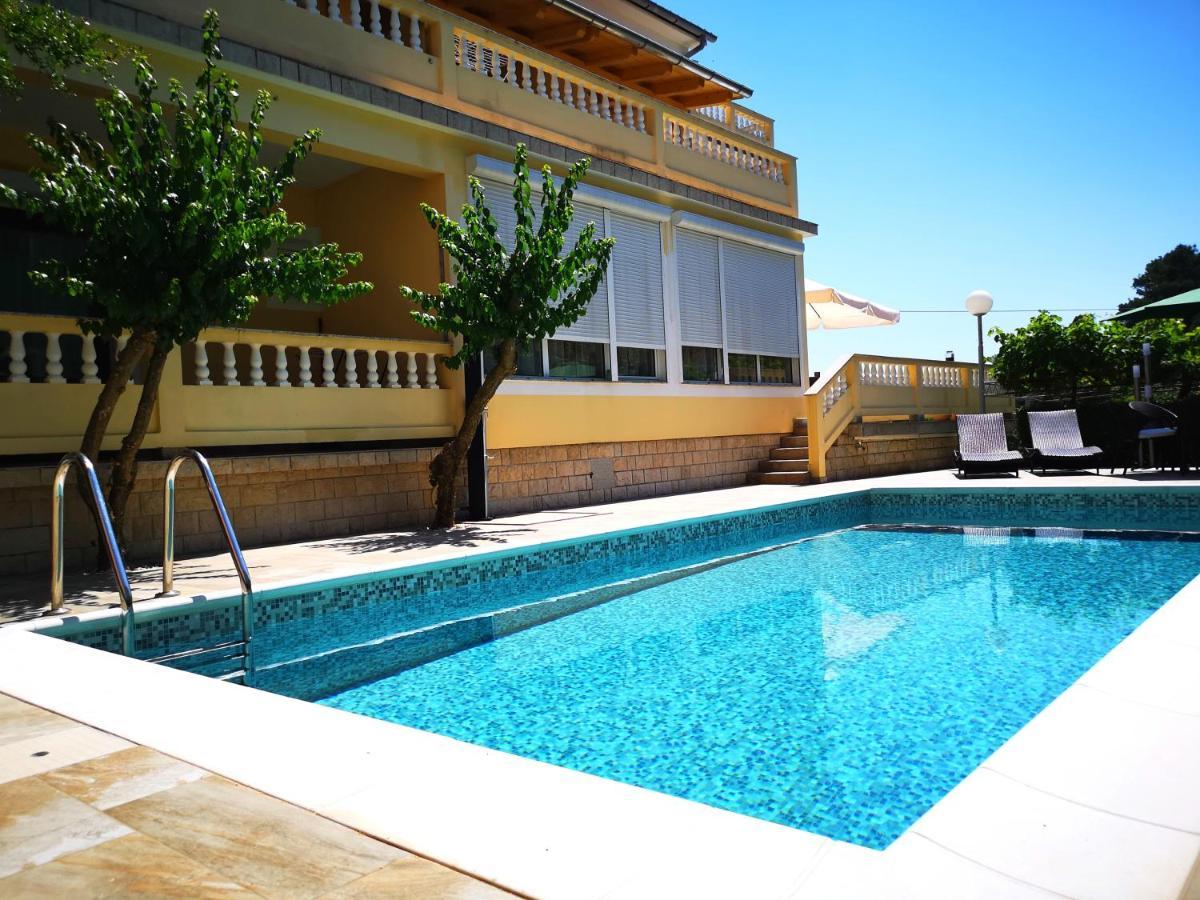 Apartments With A Swimming Pool Banjol, Rab - 11382 Exteriér fotografie