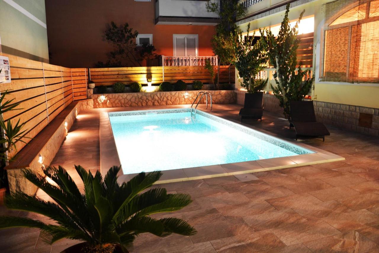Apartments With A Swimming Pool Banjol, Rab - 11382 Exteriér fotografie